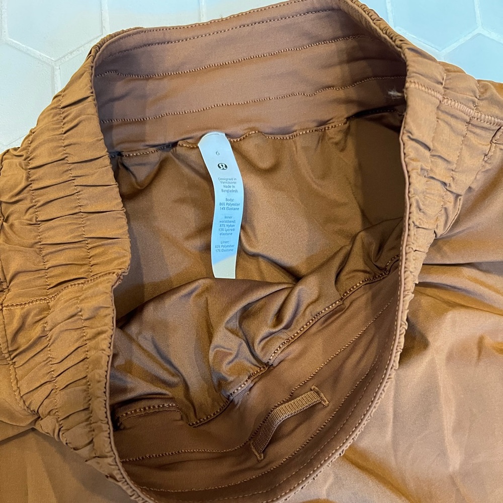 Lululemon shorts in brown size 6.